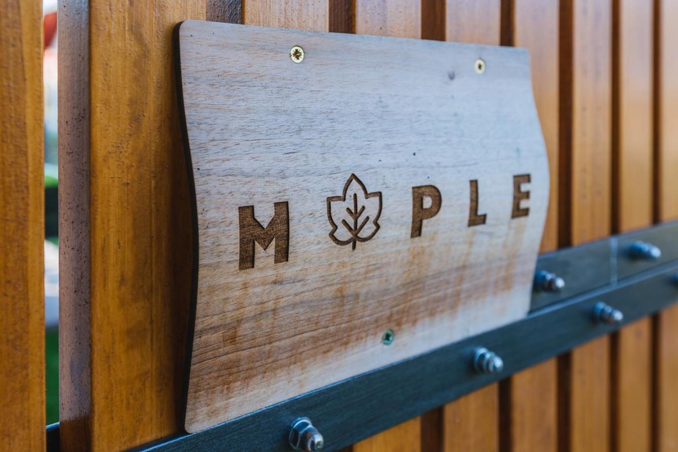 Maple & Pine Bled Daire Oda fotoğraf